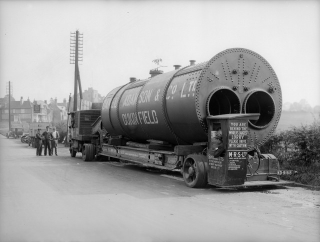 Illustration for article titled Algunas de las máquinas más grandes jamás transportadas por carretera